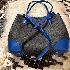 Michael Kors Black and Blue Mercer Large Logo Accordion Tote bag signature-print